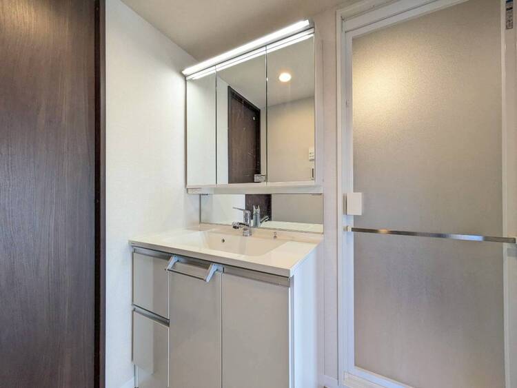 その他 清潔感を感じられる洗面化粧台。