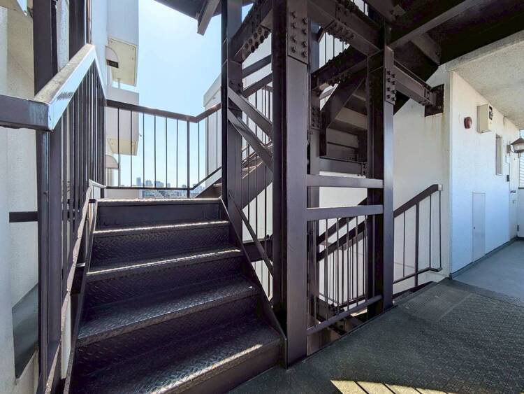 その他 共用部の階段です。明るく清潔に管理されています。