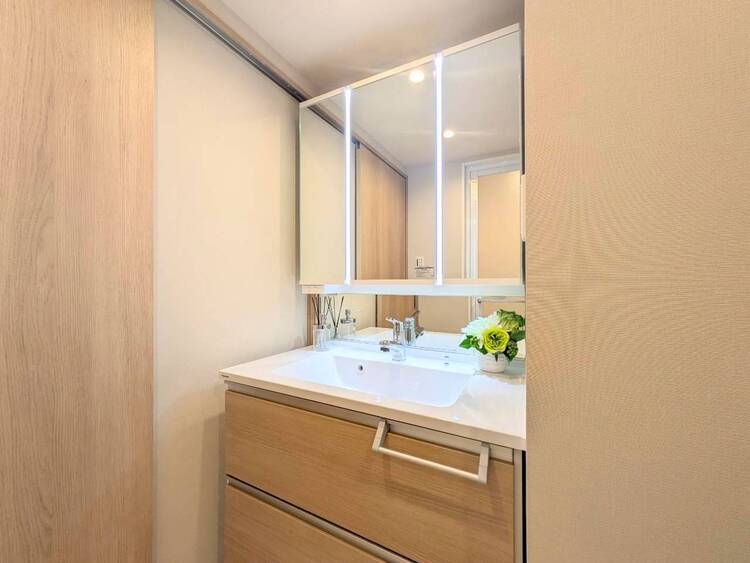 その他 清潔感を感じられる洗面化粧台。