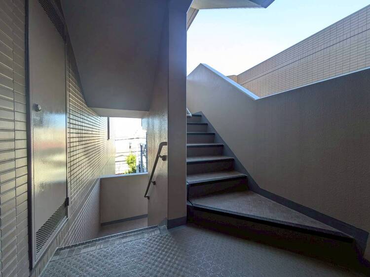 その他 共用部の階段です。明るく清潔に管理されています。