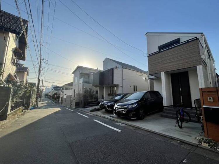 外観 前面道路は5.5ｍございます。毎日のお車の出し入れもストレスなく行えます。