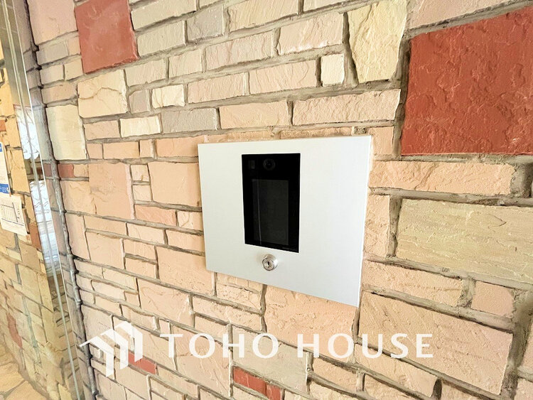 その他 エントランスはオートロック完備で安心のセキュリティ