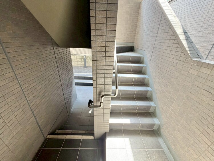 その他 共用部の階段です。明るく清潔に管理されています。