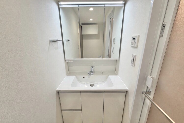 その他 清潔感を感じられる洗面化粧台。