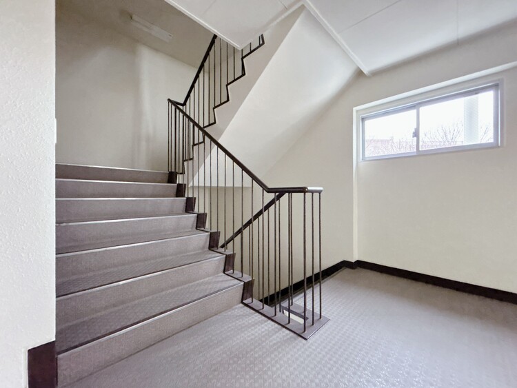 その他 共用部の階段です。明るく清潔に管理されています。