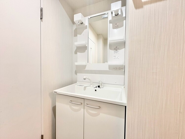 その他 清潔感を感じられる洗面化粧台。