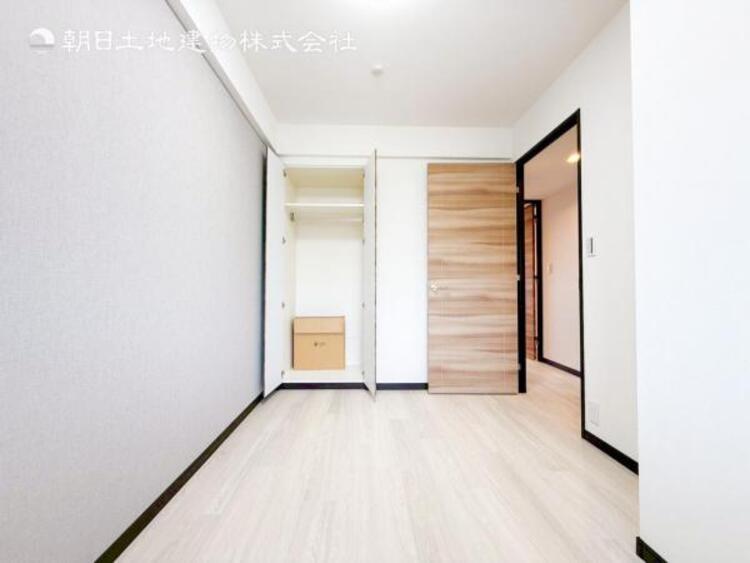 内装 陽光がたっぷりと取り込め大きな窓で広々と安らげる快適空間です窓からの眺めは気持ち良い解放感ある光景！おだやかな寛ぎを届けるお部屋で、趣味などの時間も充実した時間をアイデアや工夫次第で過ごせそうですね！ 