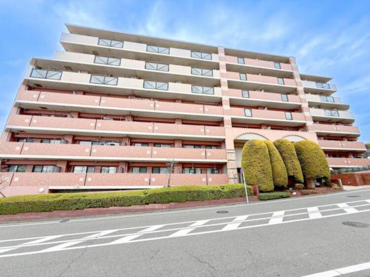 外観 開放感があり日当りも良好です！目の前に広がる開放感とゆとり。暮らしの夢を育む住まいがここにあります！穏やかな風と陽光を導き、プライバシーに配慮された設計プランで居住性を一段と心地よいものにしています！ 