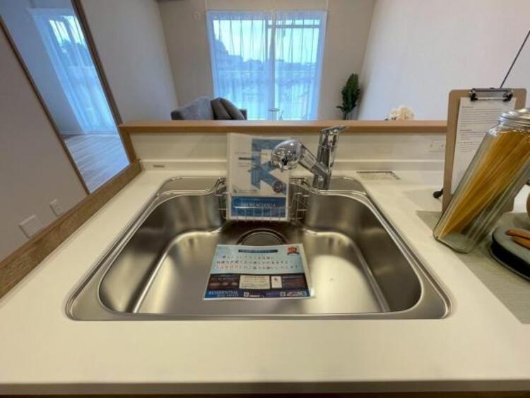 キッチン 鍋や大皿も洗える広々としたシンクです。ステンレスのため耐久性・お手入れしやすさも魅力です