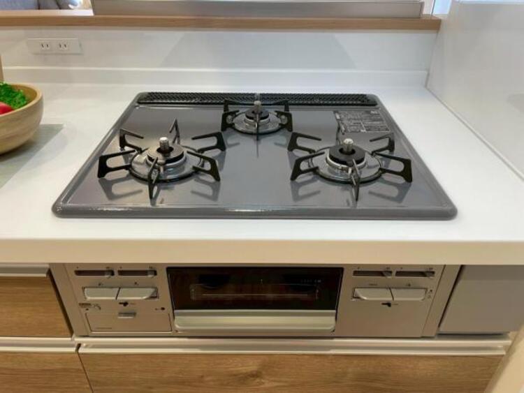 キッチン 3口コンロはお鍋もフライパンも同時に使えるので、料理効率も上がりますね。