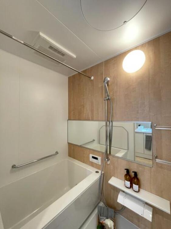 風呂 浴室乾燥機付きのバスルーム。足を伸ばしてリラックスができる安らぎの空間です