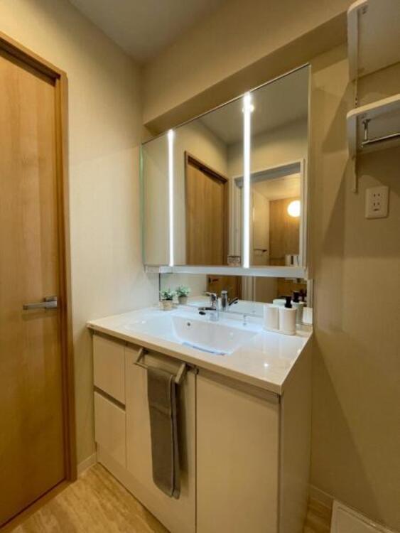 洗面 鏡面裏が収納となっており小物もすっきりと収納できる洗面台