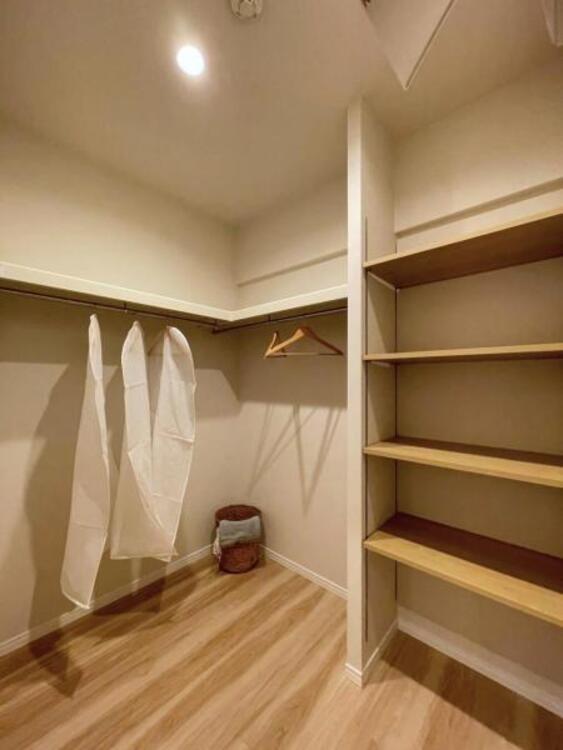 収納 大容量のファミリークローゼットにはご家族の衣類がすっきり収まり、お出かけ時の動線も快適です。