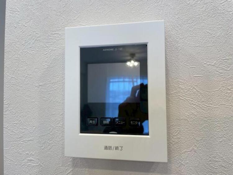 設備 お子様のお留守番時も、鍵の開錠前に確認ができ安心のモニターインターホン。