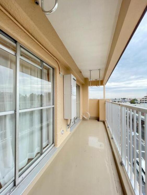 バルコニー 二部屋に面したワイドスパンバルコニーで、洗濯物干しも快適です