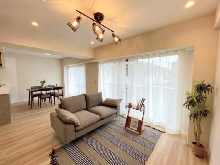 居間 専有面積92.49平米！ご家族みんなでゆとりをもって憩える、18.1帖のLDKです。