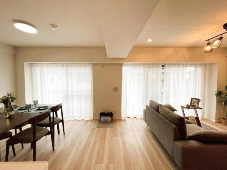 居間 窓面積が広く、陽光の注ぐ明るいLDK。ご家族の笑顔が溢れる開放感たっぷりの空間です。