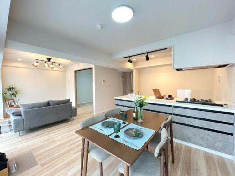 居間 食と憩いの場がゆるやかに続く、家族の存在を感じられるLDKです