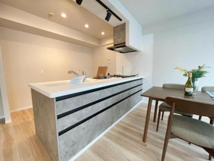 居間 ダイニング側に豊富な引き出し収納を備えたフルフラットキッチンです。