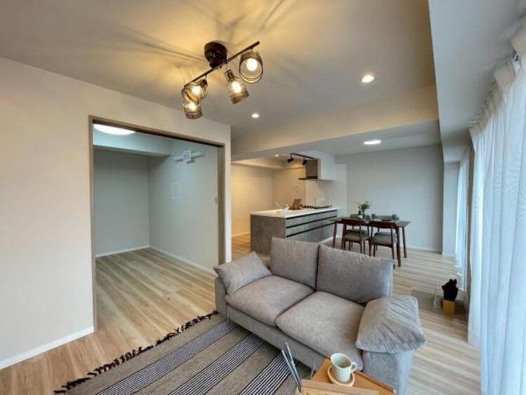 居間 一日の長い時間を過ごすリビング。インテリアを楽しめるゆとりある広さです。 