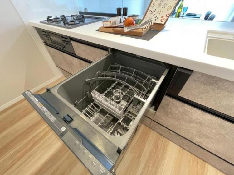 キッチン ビルトイン食洗機で食後の負担を軽減。高温洗浄と乾燥で、手洗いより清潔・快適、経済的です。 