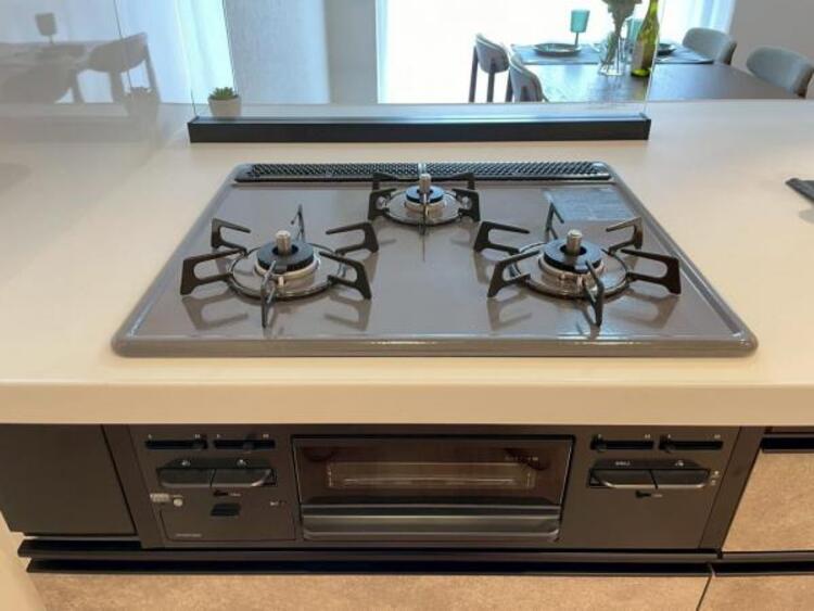 キッチン 3口コンロはお鍋もフライパンも同時に使えるので、料理効率も上がりますね。 