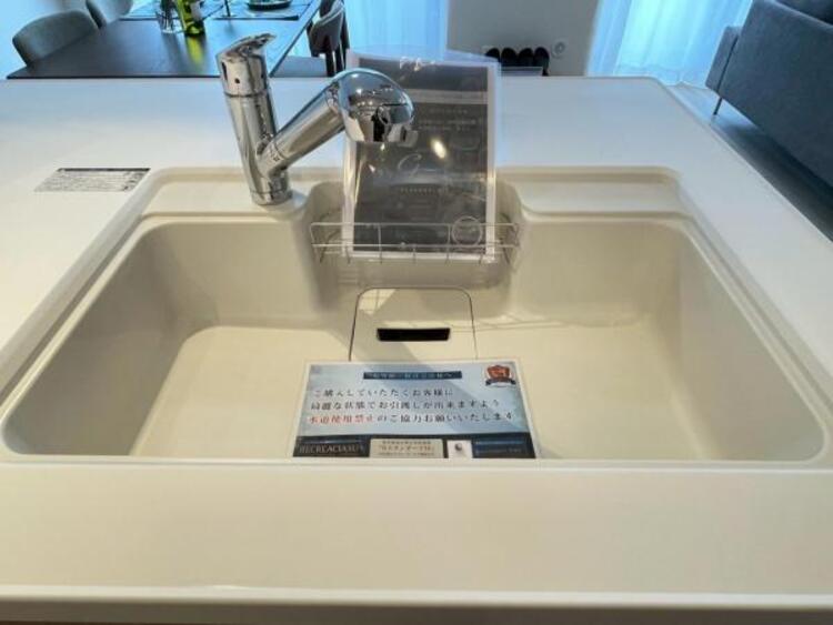 キッチン 鍋や大皿も洗える広々としたシンクです。