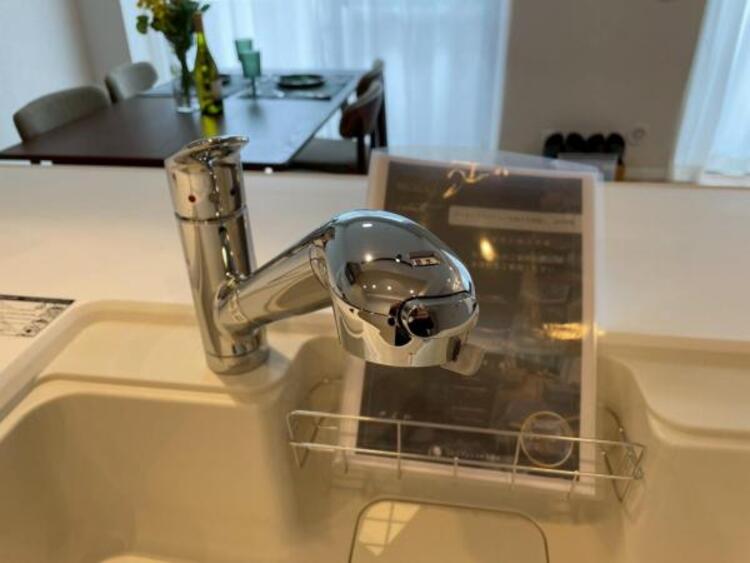 キッチン ワンタッチで浄水に切り替えられる浄水一体型水栓採用 