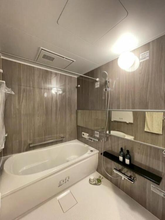 風呂 浴室乾燥機付きのバスルーム。足を伸ばしてリラックスができる安らぎの空間です