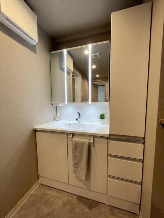 洗面 ライン照明がホテルライクな印象のすっきりとした洗面台 