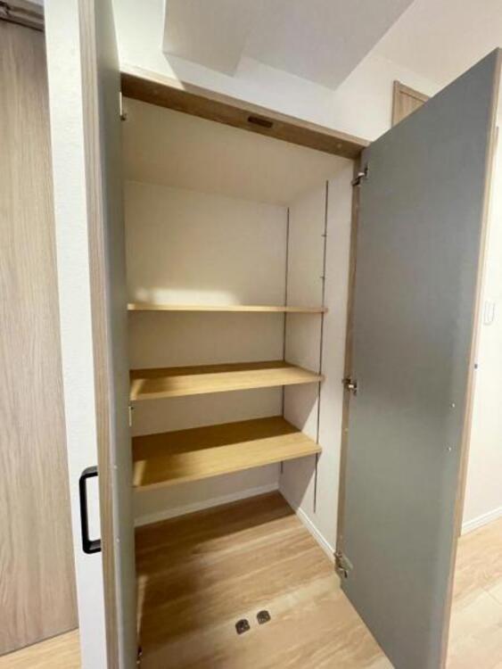 収納 【廊下収納1】高さのある廊下収納には掃除機などもすっきりとしまえます 