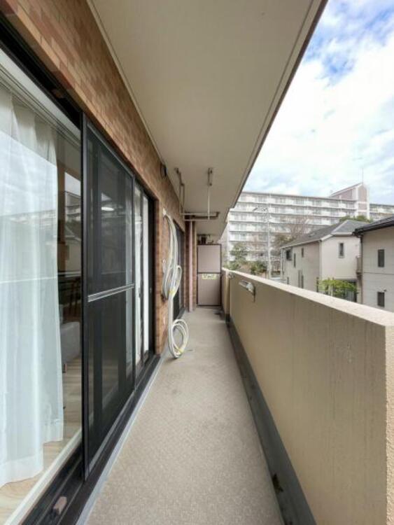 バルコニー 南東向き、陽当たり良好のバルコニー。掃き出し窓二面に面したワイドスパンでお洗濯も快適です。