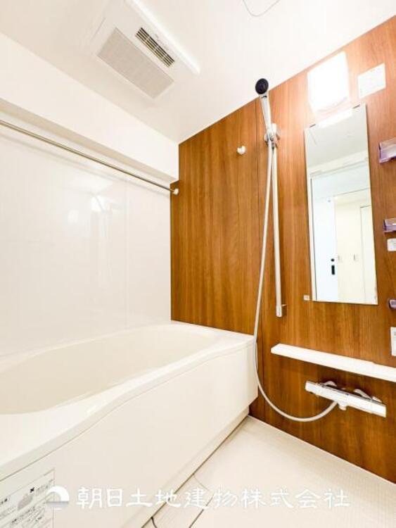 風呂 【浴室】1日の疲れを癒すバスタイム。心地よいリラックスを叶える独立した美しい空間です。