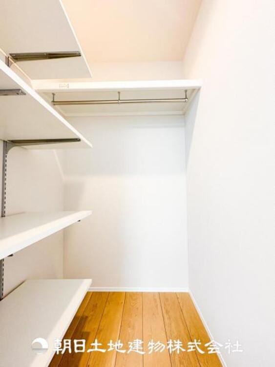収納 【WIC】ウォークインクローゼットは季節の品物など整理できるスペース！