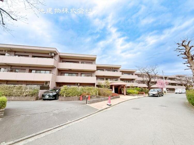 外観 緑に恵まれたエリアで、自然に包まれた穏やかな暮らしを実現！！緑の潤いを感じながらホッと生活できそう。四季の移り変わりを感じられる贅沢な空間で、暮らしの夢を育む、あらたな住生活をスタートしてみませんか？