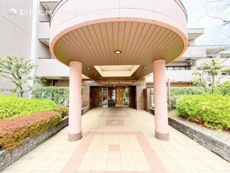 エントランス 【エントランス】重厚感の溢れるエントランスはマンションの顔！帰宅時、来客時に誇れる空間を演出します！