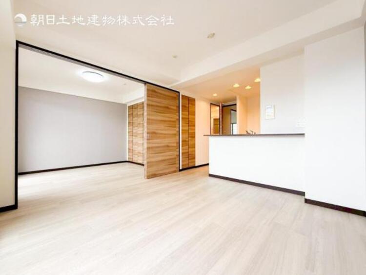 居間 お天気が晴れの日は照明をつけなくても充分明るいリビングです！どこか落ち着きのある広々とした内装です！皆で過ごす空間が、目に浮かんでくる様な優しいリビングダイニングです！くつろいだり楽しい時間を是非！ 