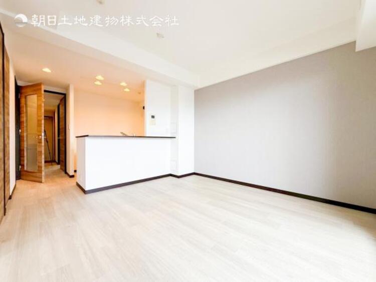 居間 リビングにあふれる採光と心地よい風のつどう調和された空間！！生活を彩る充実した日々が過ごせそうです。家族の滞在期間が長くなることを予測して、設計士が思いと工夫をこらした自慢のリビングダイニング！！！ 