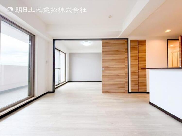 居間 開放感とプライベート感が見事に両立されたリビングダイニング！通常では相反するファクターがともにそろうと極上のくつろぎ空間が生まれます。だれにも譲りたくない至福の空間で過ごす日々は生活をより豊かにします 