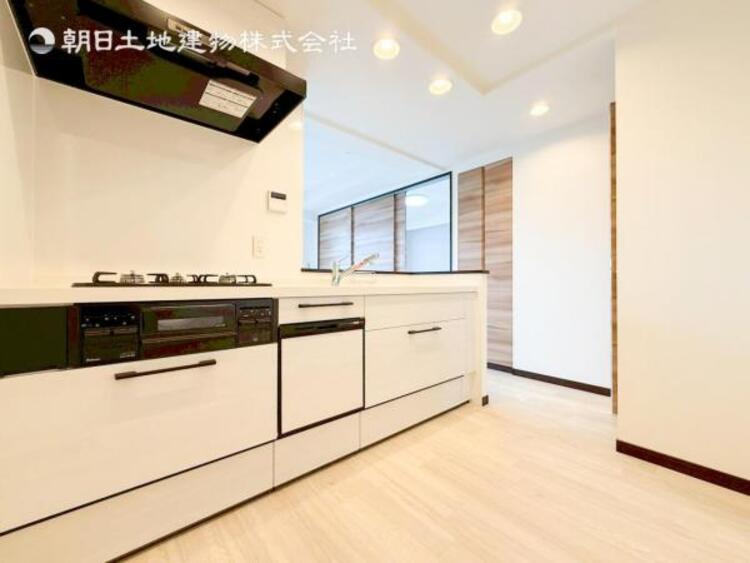 キッチン 【キッチン】広く取られたキッチンスペースはとても便利です。　自由にレイアウトがカスタマイズできます。 