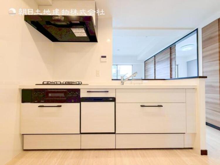 キッチン 食洗器付きキッチン！食後の洗い物の時間を食洗器にまかせて空いた時間を団欒や趣味に使うことができます。お使いにならない場合でも食器の乾燥や大きな食器の収納などにもお使いいただけます。 