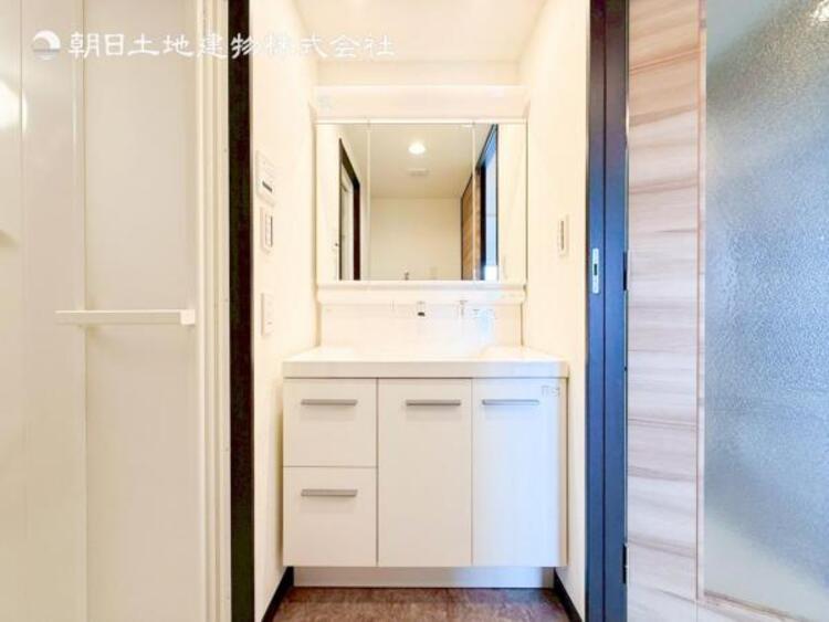 洗面 【洗面・脱衣所】使いやすい最新の洗面台にリフォーム済みです。ご入居時から気持ちよくお使いいただけます 