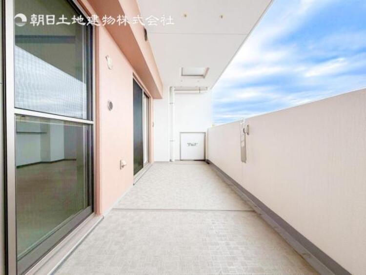 バルコニー 【バルコニー】ワイドスパンのバルコニー！奥行きがあるタイプ！洗濯物が沢山干せて陽はいっぱいあたります 