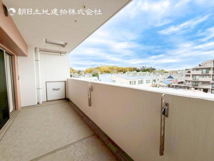その他 【バルコニー】思わず大きく深呼吸したくなるバルコニー！空が青く、近く、広く感じる事が出来ます。 