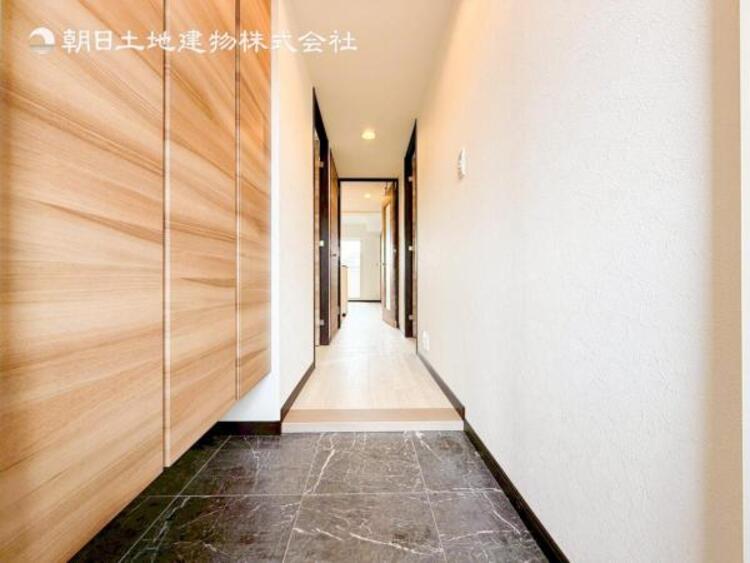 その他 【玄関】明るく広い玄関には収納力に優れたシューズボックス。　靴をスッキリと整頓することができます。 