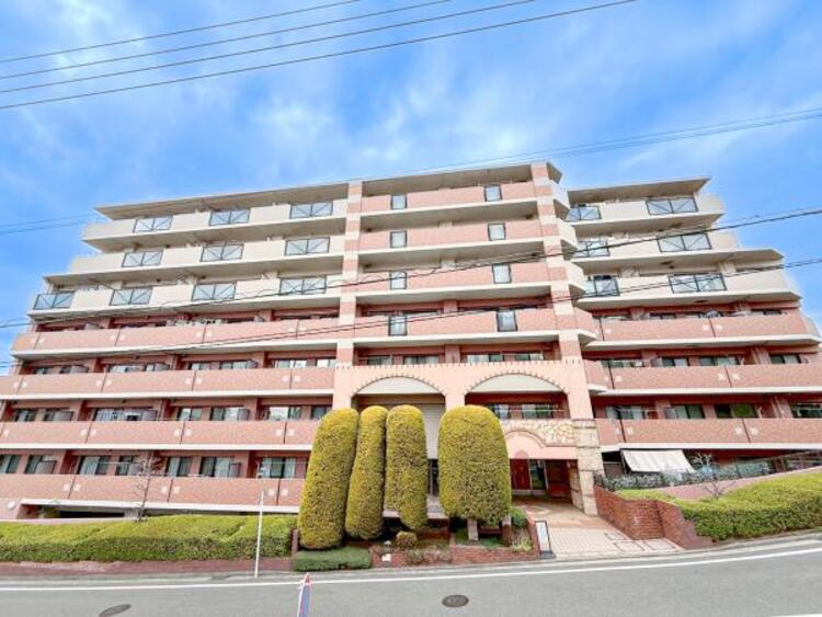 外観 緑に恵まれたエリアで、自然に包まれた穏やかな暮らしを実現！！緑の潤いを感じながらホッと生活できそう。四季の移り変わりを感じられる贅沢な空間で、暮らしの夢を育む、あらたな住生活をスタートしてみませんか？ 