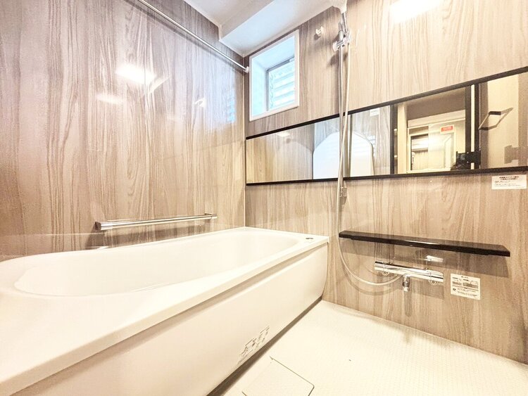 風呂 一日の疲れを癒すバスルームは、心地よいリラックスを叶える清潔感溢れる空間です。