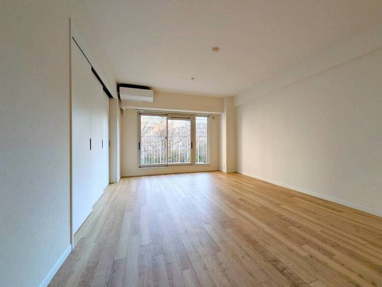 居間 忙しく過ぎゆく日常を置き去るほど、ゆったりした時間が流れるリビング。