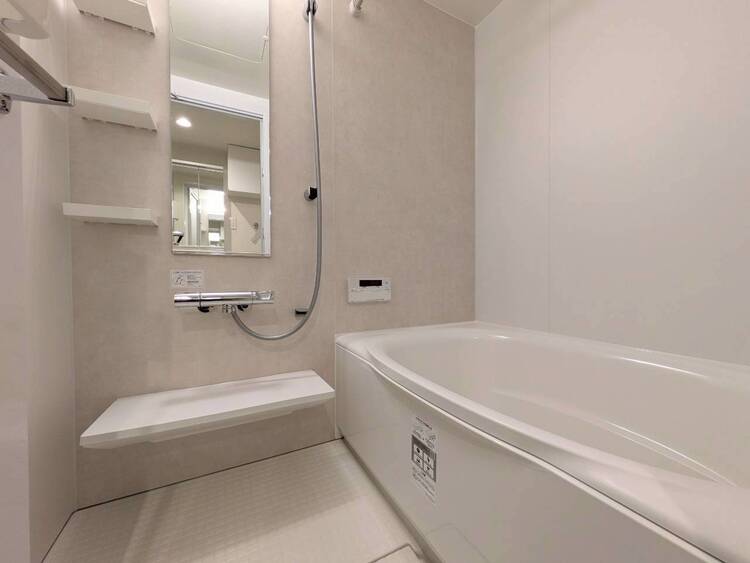 風呂 一日の疲れを癒すバスルームは、心地よいリラックスを叶える清潔感溢れる空間です。