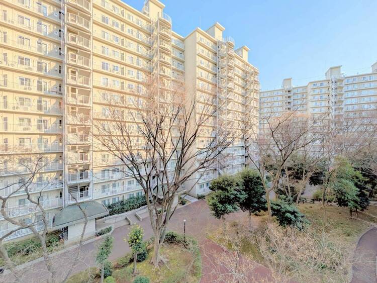 バルコニー 窓を開けると広がる青空。心をリフレッシュして日々を過ごしていきましょう。